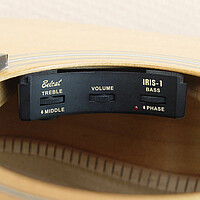 Montage im Schallloch. Regler für Treble, Middle, Bass, Volume. Phase Switch. Low Battery LED. Inkl. Omega-2 Piezo Cable …... Belcat Iris-1 Sound Hole Preamp